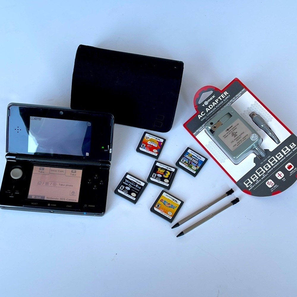 Nintendo 3DS, DS Case, Charger & Stylus Pens